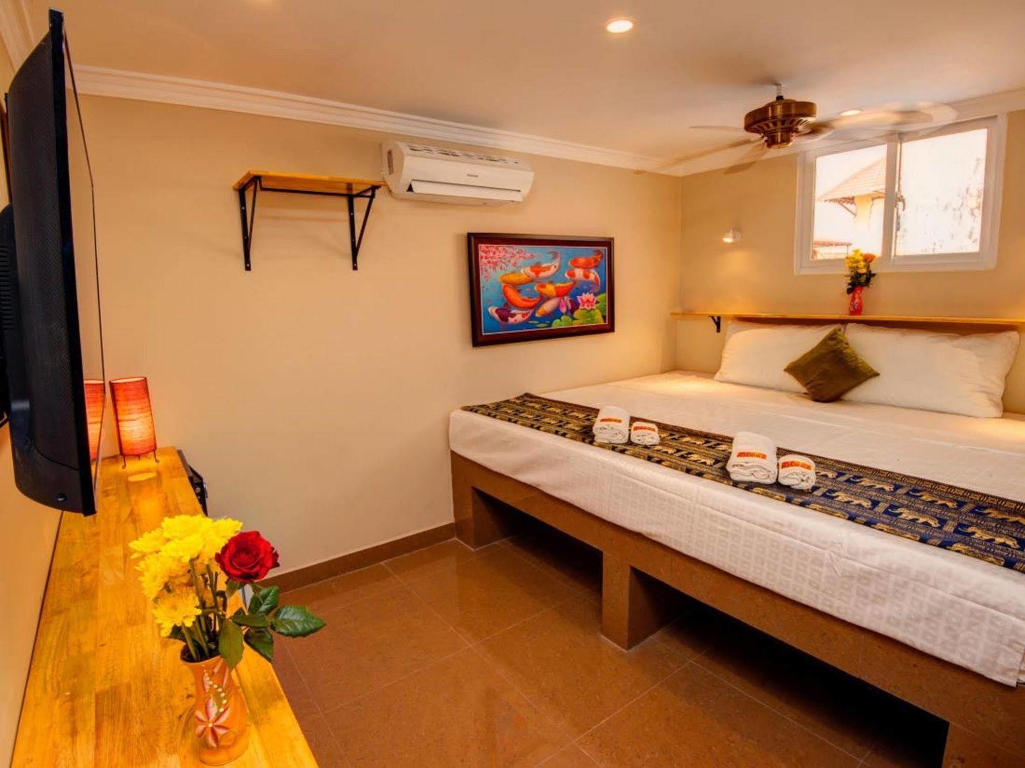 Bar Oz Riverside Guesthouse Phnom Penh Exterior foto