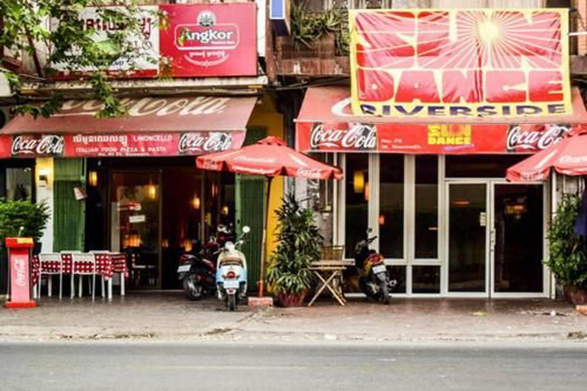 Bar Oz Riverside Guesthouse Phnom Penh Exterior foto