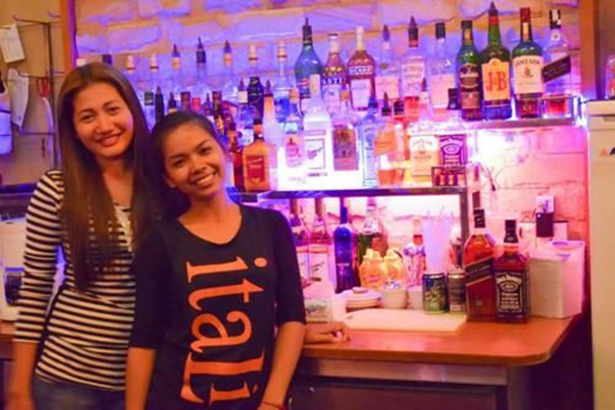 Bar Oz Riverside Guesthouse Phnom Penh Exterior foto