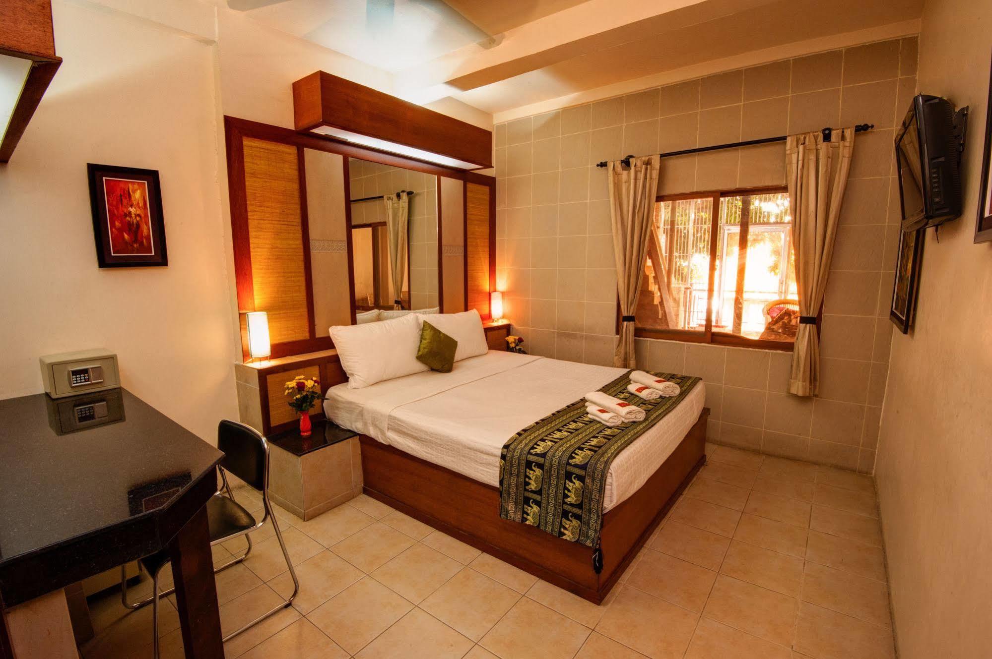 Bar Oz Riverside Guesthouse Phnom Penh Exterior foto